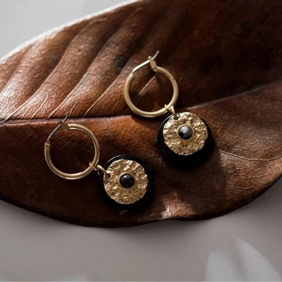 1 LEFT! Howlite Mini Hoops Black Natural Stone Boho Gold - Picture 4 of 8